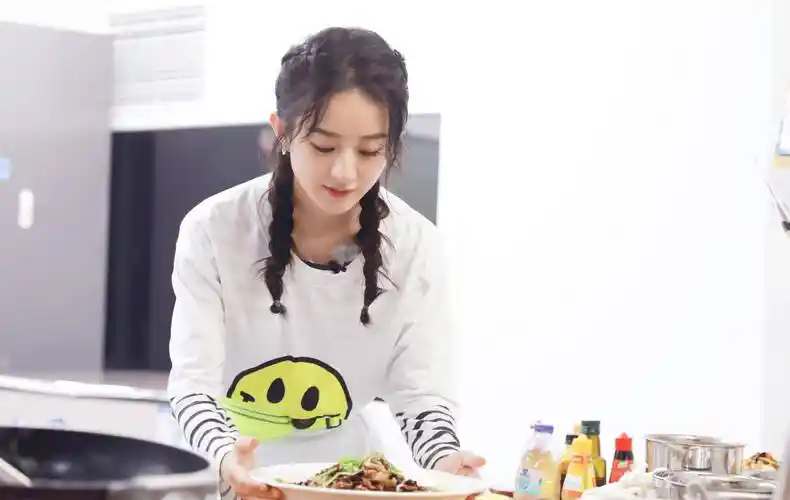 赵丽颖吃饭扒拉菜,被质疑没教养后,黄晓明,张亮齐发声_节目_女神_外界