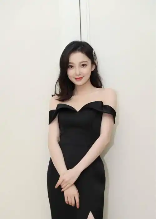 原创汪小敏有料还胆大穿一字抹身材裙肩带都掉下来了这才是女人味