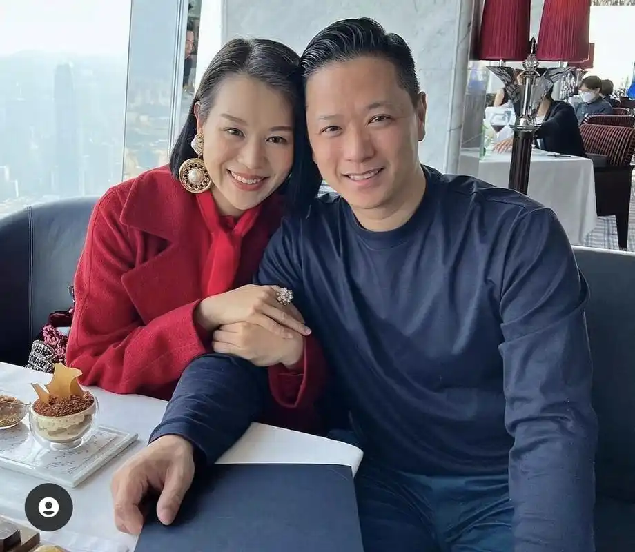 胡杏儿和老公提前过情人节重回举办婚礼的酒店夫妻俩甜蜜相依