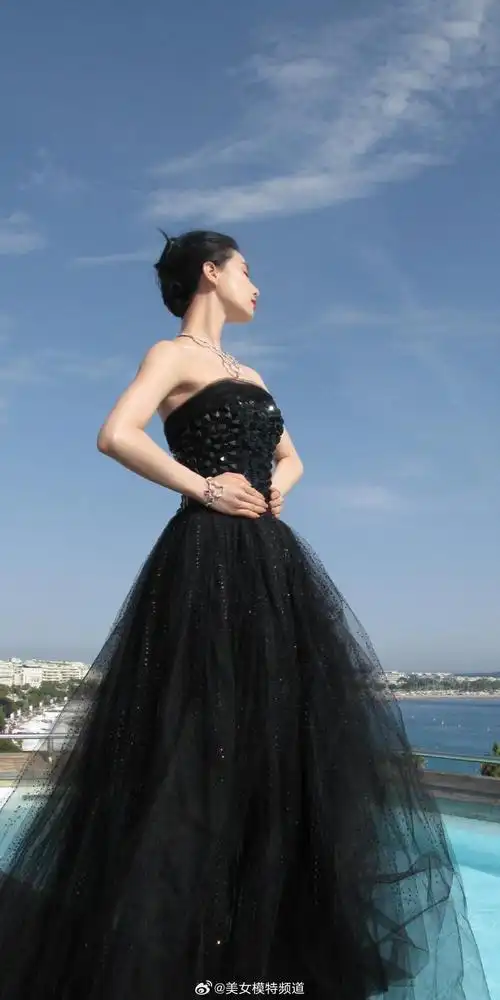 刘诗诗温柔抹胸裙