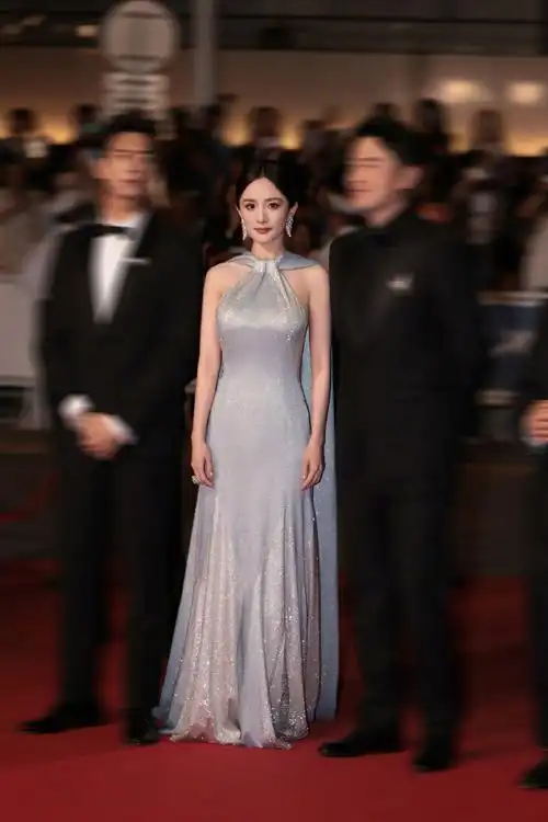 0杨幂:在歌坛起到一个造型的作用杨幂戛纳《w》晚宴造型,雍容典雅