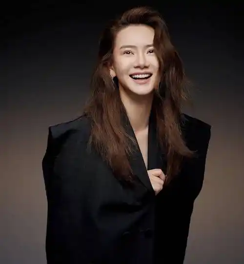 戚薇杂志造型酷炫霸气,宽大西装有型帅气,展现时髦自然范儿_时尚_照片