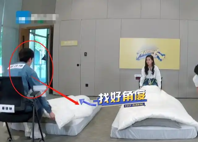 蔡徐坤《跑男》献绝技,1秒钻被窝脚还不着地,杨颖黄旭熙看懵了