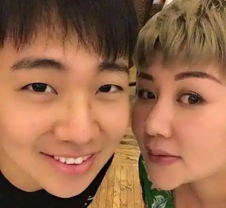 其实并非如此,郭麒麟是郭德纲前妻胡中惠所生