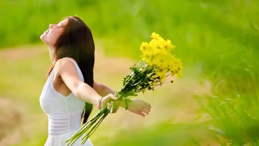 放飞心情的女孩,黑发,花束,自然小清新壁纸