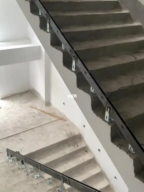 工厂办公楼楼梯钢槽施工95#预埋钢槽 #玻璃护栏 #大理石铺贴 #楼梯