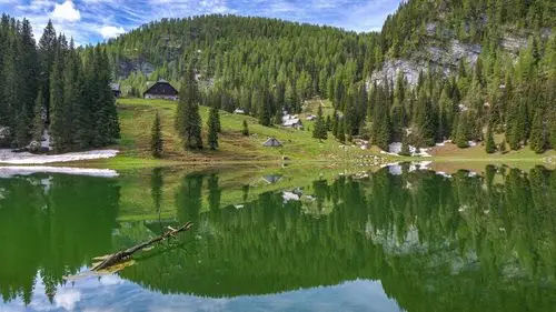 壁纸 山,湖泊,水中的倒影,树木,房屋,村庄 3840x2160 uhd 4k 高清壁纸