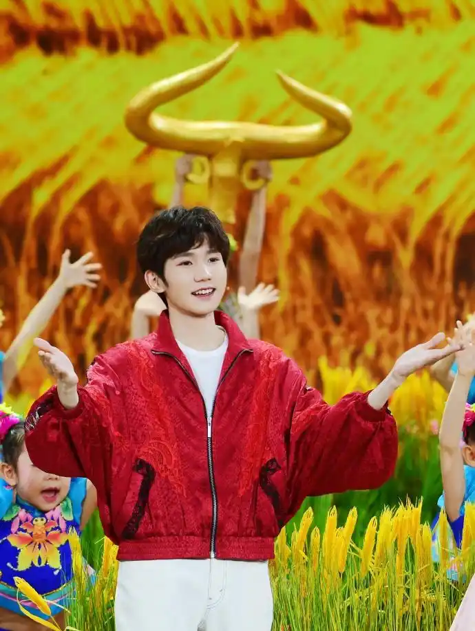 新浪娱乐讯 王源在2021年央视春晚舞台上与月亮姐姐,洛天依合唱带来