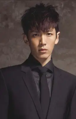 我想弄个柯震东的发型怎么弄