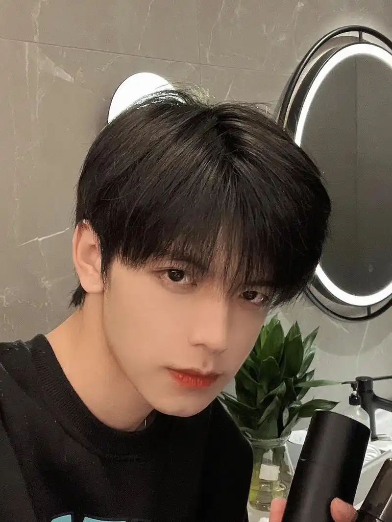 男生简单干净的发型(斩女的微分碎盖) 侧区别剃短修剪出层次即可 头发