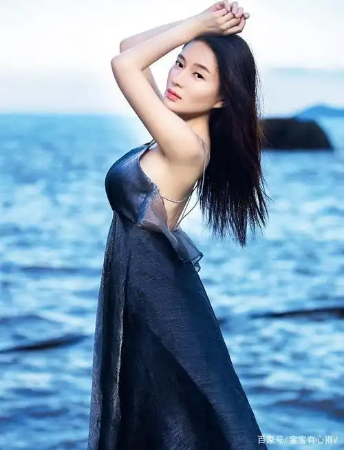 刘凯菲:清新优雅,时尚迷人,性感小女人