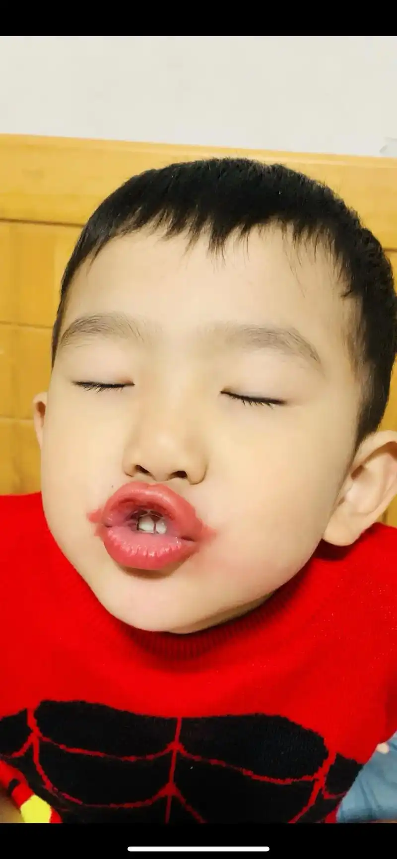 一会没看到把我的口红涂的满嘴都是还让我给他拍个
