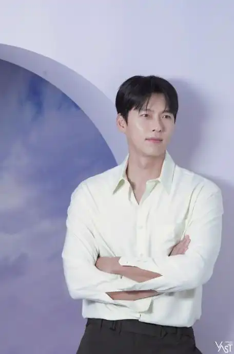 玄彬最新写真曝光 手拿鲜花笑意盈盈魅力十足