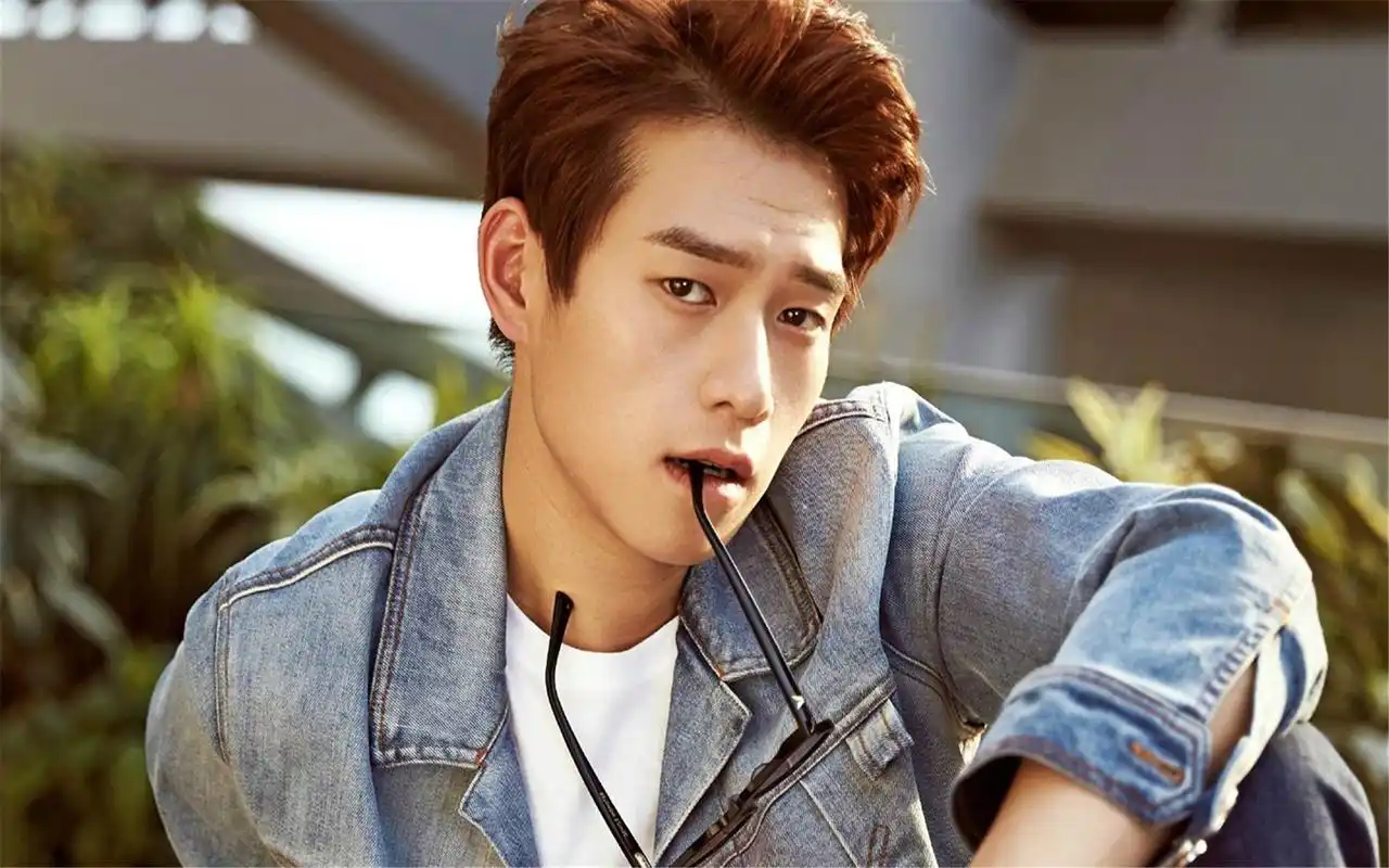 魏大勋李沁甜蜜写真桌面壁纸