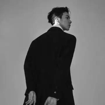 简单耐看的黑白稳重西装男生头像