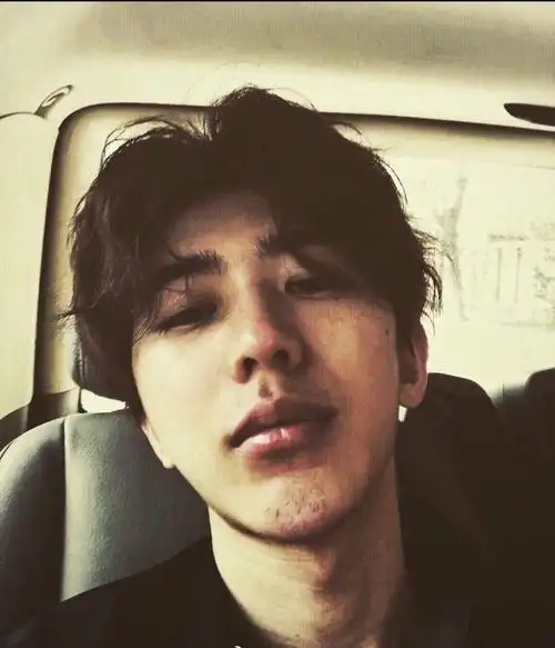 蔡徐坤晒胡渣自拍,这个角度真的没认出来,这颜值真的可以吗