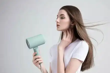 洗完头发后吹风机吹干好还是自然晾干好你做对了吗