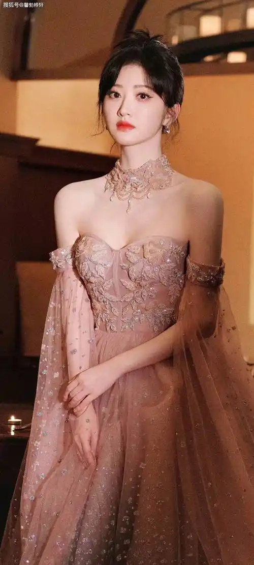 景甜穿着淡粉闪钻纱裙闪亮登场,将助阵2023大湾区音乐汇!
