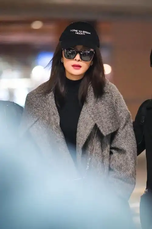 杨幂机场街拍太赞,是时尚感太高还是太时髦?