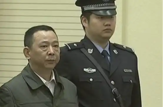 刘汉出生在四川德阳,小时候的他出生在一个经商家庭,因为在父母辈的耳