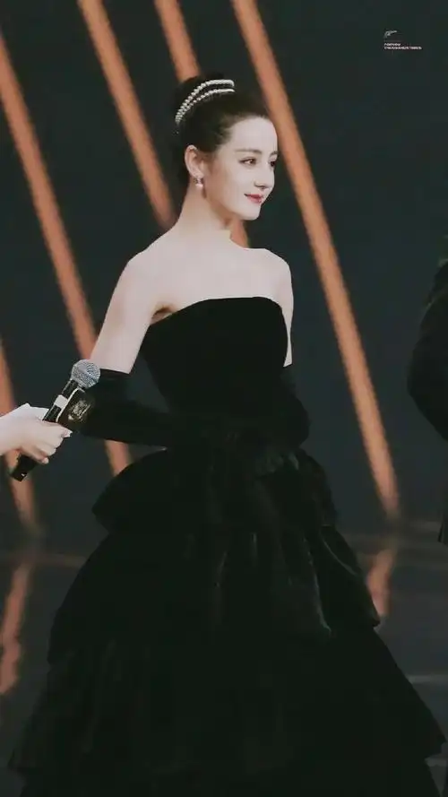 迪丽热巴黑丝绒礼裙赫本风穿搭也太美了