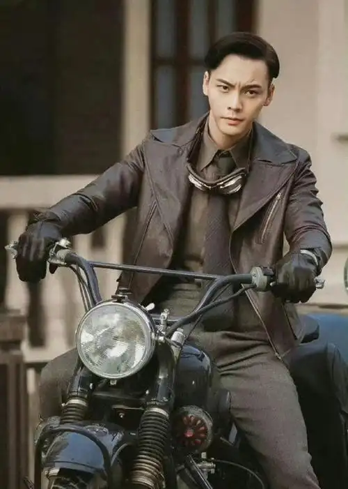 被训话的样子在演我啊#陈伟霆乱停摩托车挨训##陈伟霆挨训内八字