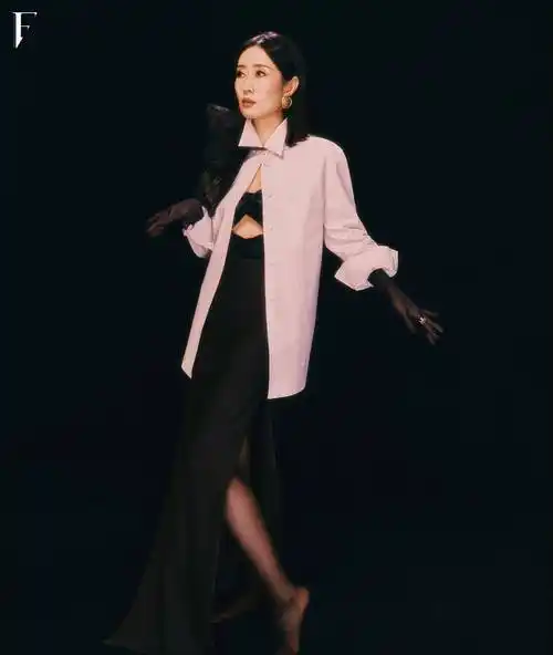 47岁刘敏涛爬《f时尚画报》,红裙美背露出,网友表示:太美了!