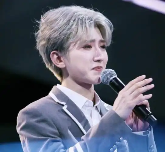 npc流泪照:蔡徐坤心疼,陈立农软萌,最后一个妆都哭花了!