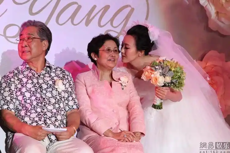 潘长江女儿潘阳今日大婚 新郎身价过10亿