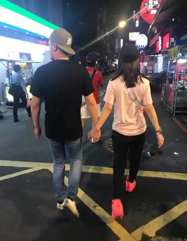 网友街头偶遇林心如霍建华两人手牵手逛街霍建华一个动作男友力爆棚