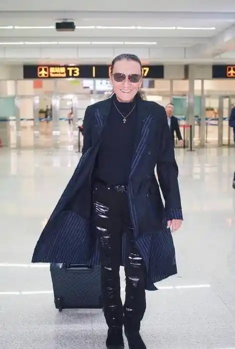 83岁谢贤活成男人榜样!穿工装衫精神抖擞,健硕身材引迷妹尖叫!