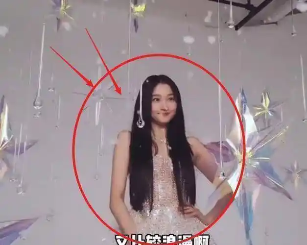 原创关晓彤素颜拍视频没有工作室精修庇护真实身材也完全暴露了