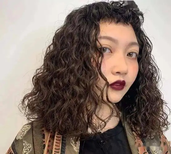 羊毛卷就是其中最受欢迎的烫发发型之一,秋冬是适合烫发的季节