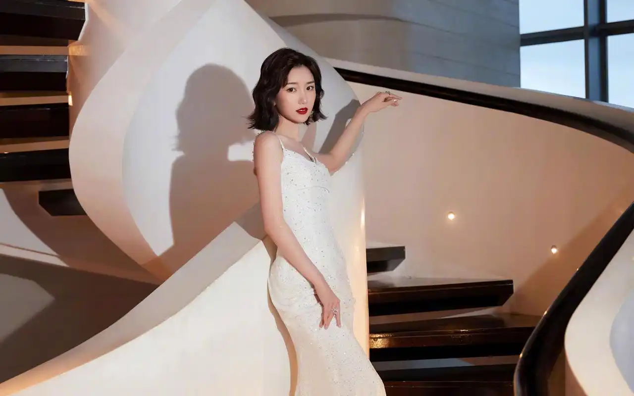 毛晓彤复古魅力吊带裙性感图片桌面壁纸