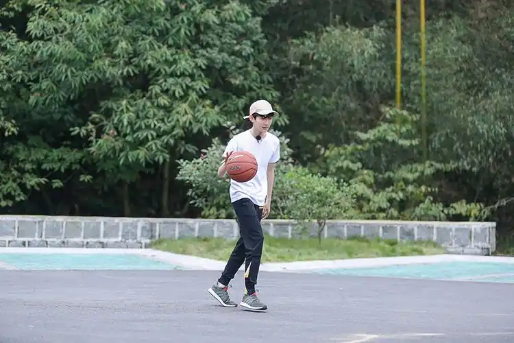 《青春旅社》王源帅气打球 热爱运动球技获肯定