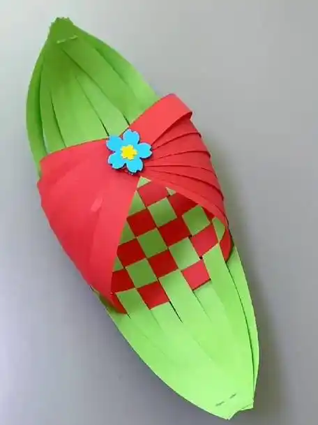 用纸条做一条编织小花船吧# 幼儿园手工 #秒懂创意的微博视频