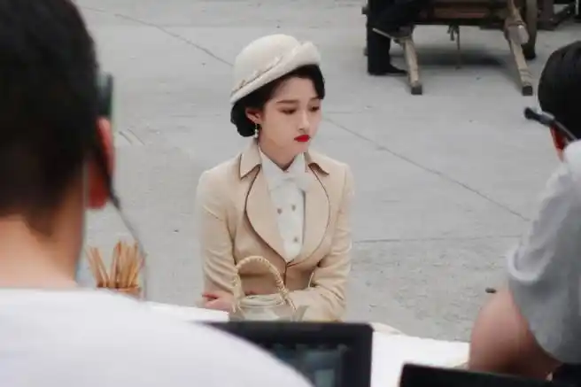 关晓彤米色民国造型