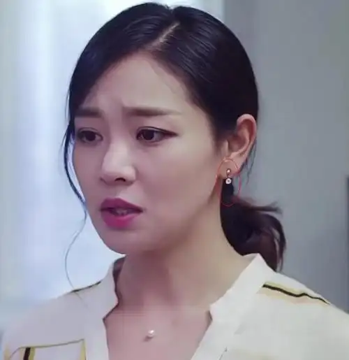 成年之后的王维维凭着优异的成绩考入了"上戏"表演