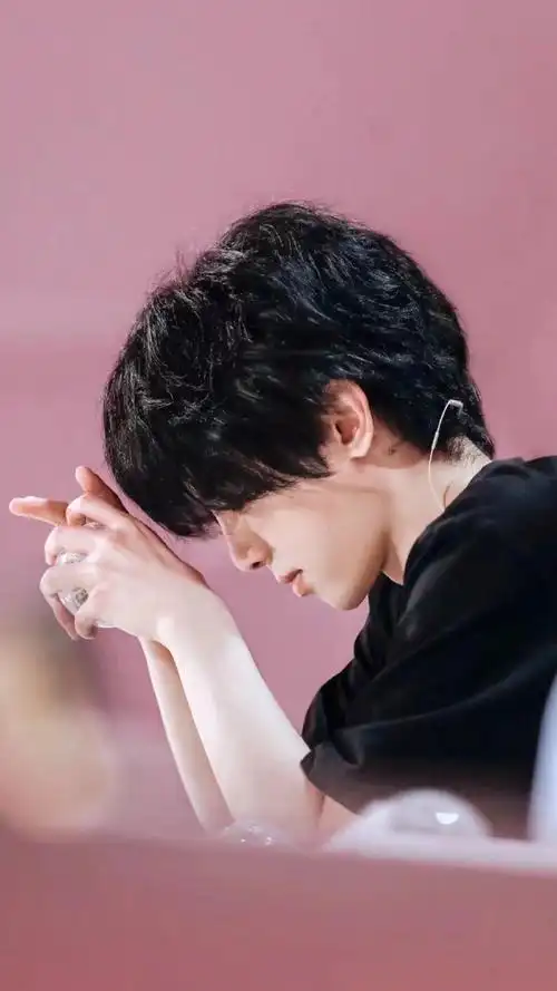 你心中的s级侧颜#必须提名华晨宇!这个男人侧颜也好绝!