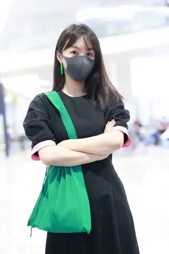 简介:李菲儿减龄清新私服机场照图片,分享一组李菲儿图片给大家,图中