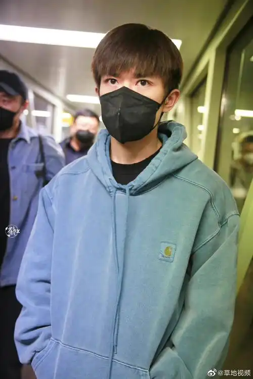 易烊千玺牛仔卫衣顺毛造型##易烊千玺牛仔连帽卫衣机场饭拍