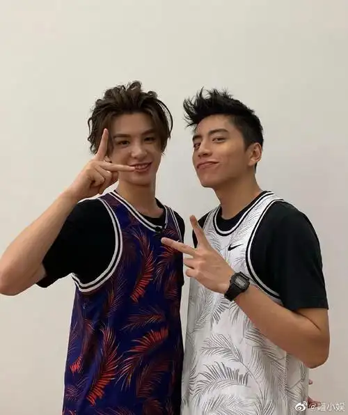 那些年,出现在合照里的黄明昊,奶萌可爱,阳光帅气,好看又迷人,慕了慕