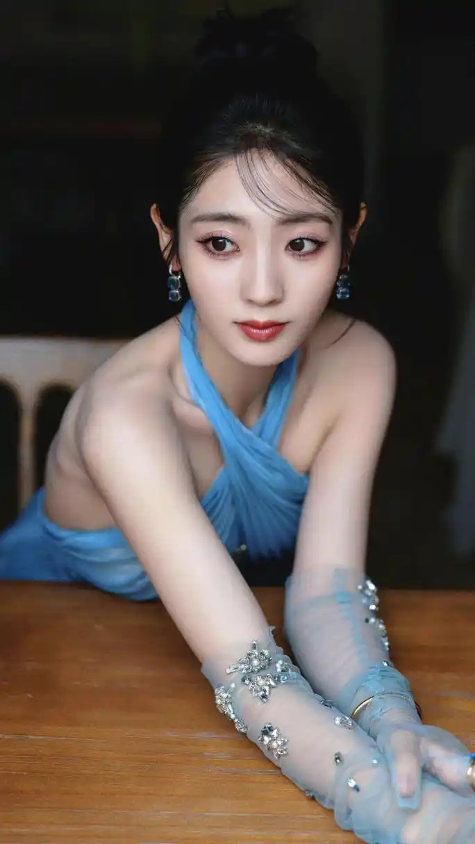 在那如诗如画的时刻,邢菲一袭华丽的礼服裙,宛如一朵绽放的花儿,散发