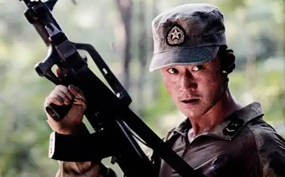 周润发拿枪,李连杰拿枪,吴京拿枪,但是都没最后一个拿枪霸气_枪战