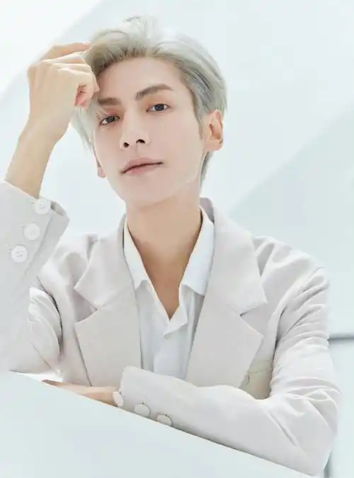 罗云熙银发白西装造型,干净的妆容,挺拔的身姿,一骑绝尘的气质_漫画