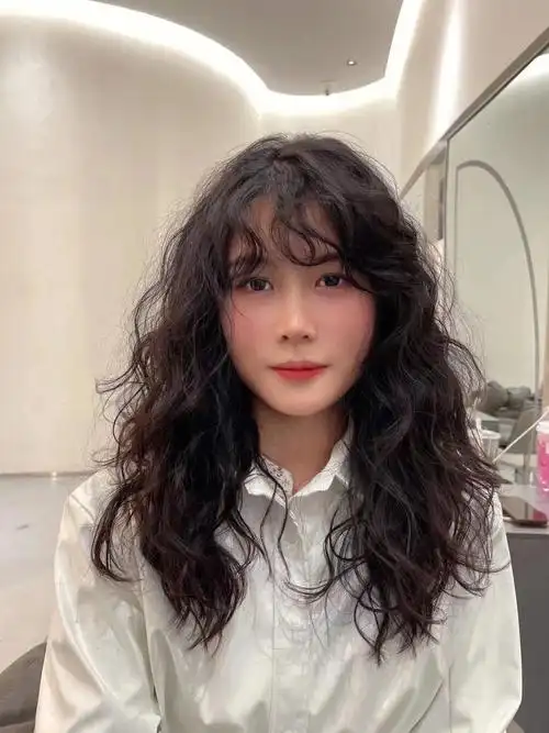 烫发 具显蓬松的烫发 小卷 日常不用打理就能出街的发型96扎起来也