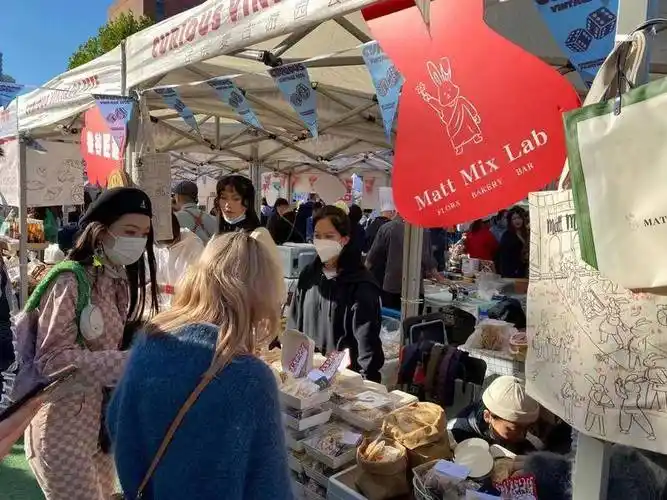 市集上的年轻人用练摊儿治愈自己