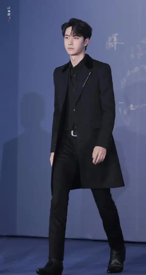 置顶#王一博#这一套黑西装太帅了  笑出小括号和奶膘  大手小脸宽肩窄