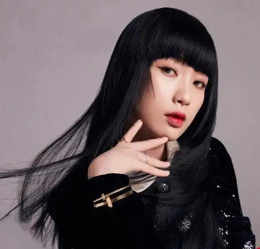 名门泽佳虞书欣挑战齐刘海造型一身黑色裙装效果冷艳范十足