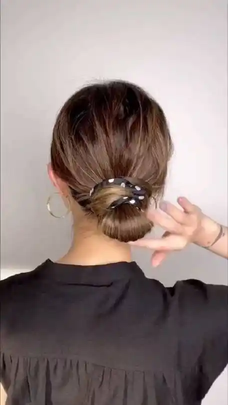 大肠发圈随意绕一个低马尾丸子头,只需缠绕两下简单,易学,温柔又清爽